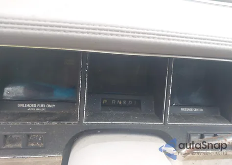 1990 Lincoln Town Car Signature z USA, uszkodzony, nr VIN 1LNLM82F2LY744198